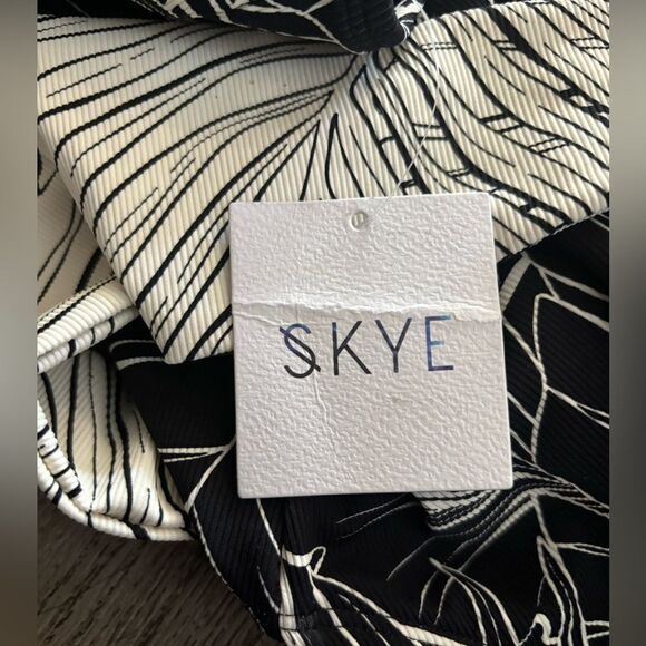 Skye woman’s one piece swim suit very beautiful - Picture 4 of 5